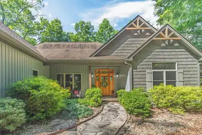 Image de 3br Retreat in Connestee Falls with Fireplace, Community Pool, and Garage
