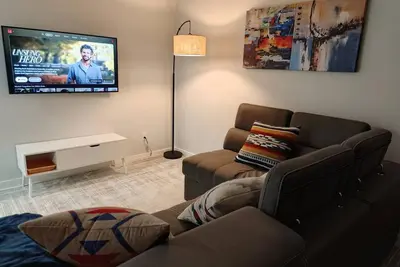 Image de A Modern Spacious 2br Private Suite | Near Airport