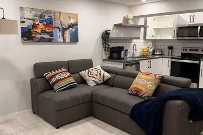 Image de Modern 1Bedroom Stylish Private Basement Suite