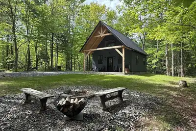 Image de Modern Brookside Retreat ~ Private Outdoor Sauna ~ Near Jay Peak~ Sleeps 6