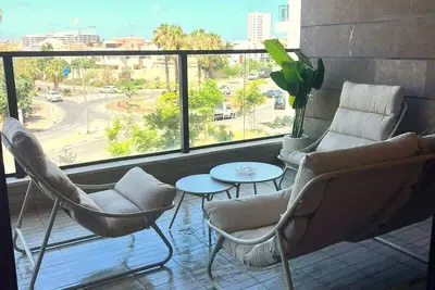 Image de Spacious 4br Apt l  Sunny Balcony & Mamad