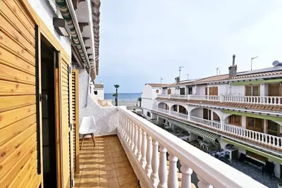 Image de Duplex lumineux près de la plage à Santa Pola – Terrasse avec vue latérale sur la merAppartement duplex confortable pour 6 personnes, situé dans un quartier résidentiel calme, à quelques pas de la plage. Au rez-de-chaussée, vous trouverez un salo