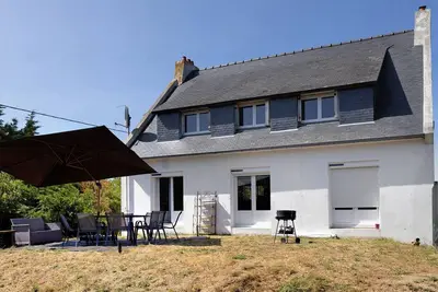 Image de Maison Familiale « Kernevez » : Proche Mer, vue dégagée à l'étage, Terrasse Privée et Jardin