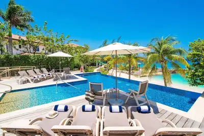 Image de Casa Luna 4: Gated Luxury Near 7Mile Beach w/Pool, Heated Spa, and Private Beach Cove