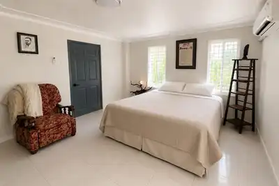 Image de Cozy 2-bedroom cottage in the peaceful hills of  Kingston with Ac