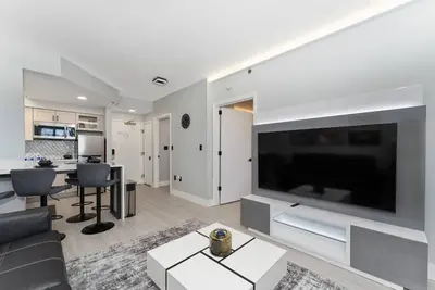 Image de StaySky Suite Near Universal – Pool & Parking