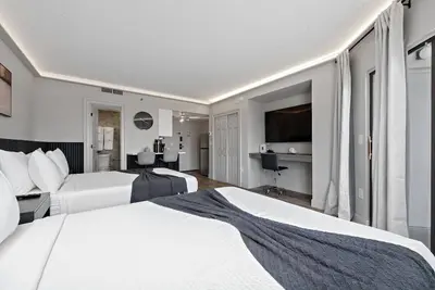 Image de Modern Studio at The Enclave Near Universal