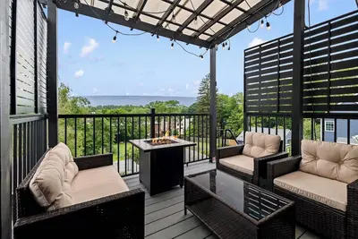 Image de 2bdr Penthouse | Downtown Ardmore | Deck | Parking