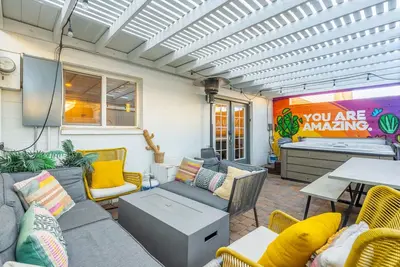 Image de Stylish 4br Oasis Hot Tub, Fire Pit & Arcade