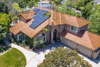 Image de Luxury Brookside Retreat - A 2-Story 4-Bedroom Home with Private Oasis Yard