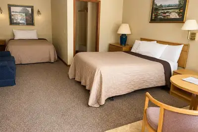 Image de Room 27-1 Queen 1 Full Suite-Woodland Motor Lodge
