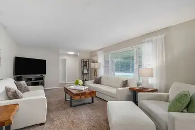 Image de Spacious 3 bedroom 3 Bath & bonus room house in marvelous Springfield with Ac