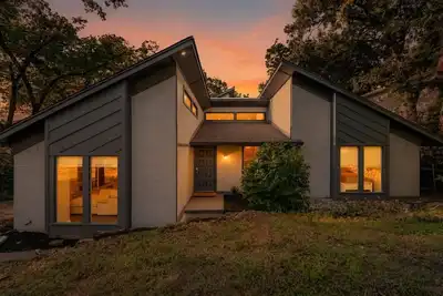 Image de Modern Luxury 4br Pool Home in Arlington • Pets Ok