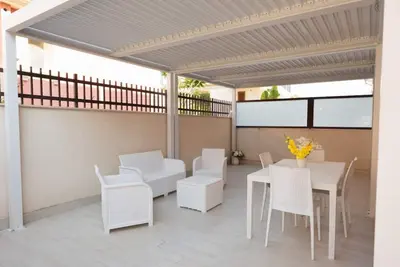 Image de Cozy 55 sqm apartment that can accommodate up to 4 guests, located on the ground floor of a building (accessible via a few steps). The property is situated in Pozzallo—a seaside town with beaches that have repeatedly been awarded the Blue Flag—in a q