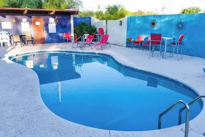 Image de Warm & Quaint Retreat with Pool
