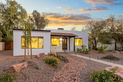 Image de Renovated Adobe with Hot Tub-Close to U of A