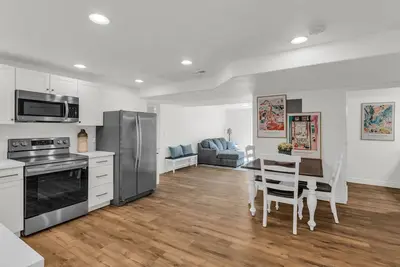 Image de Remodeled 2br Guest Suite with Full Kitchen