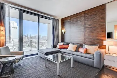 Image de Palms Studio Strip View + Balcony