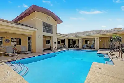 Image de 2-bedroom condo with Pool, Sauna, Fitness Center and Game room.