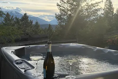 Image de Invermere Getaway with Stunning Views and Hot Tub!