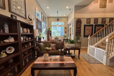Image de Artful 3 Bedroom Folsom Vacation Rental with Mandala Garden
