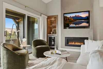 Image de Lakefront Penthouse with Balcony & Panoramic Views