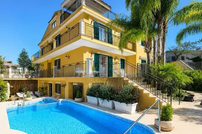 Image de Villa à Marina Di Ragusa avec 7 chambres à coucher, 18 couchages