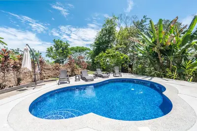 Image de Modern gated mountain villa in Tarcoles with a private pool, tropical surroundings, fast WiFi, Smart TVs, and spacious indoor living. Perfectly located near Carara National Park, Jacó, Playa Mantas, and Los Sueños Marina.