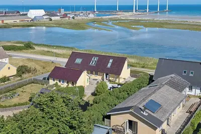 Image de Spacious holiday home by sea for 14 guests