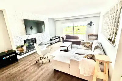 Image de Cozy sunny 3 bedroom  Located directly across from the Southlands community