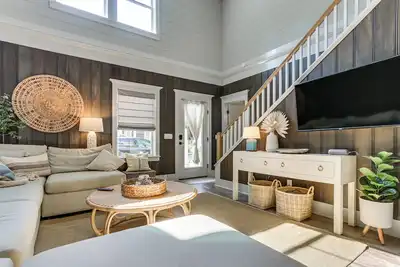 Image de Walk to Old Town Bluffton! Family Home w/ Balcony