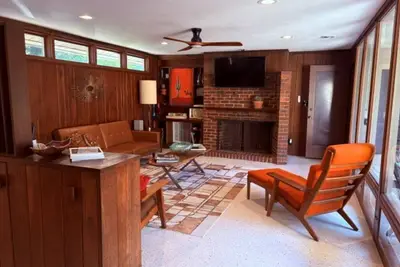 Image de Mid Century Home, Downtown Springdale  with Hot Tub & Fire Pit