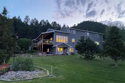 Image de Country retreat with room for everyone! Sleeps up to 20 - great outdoor spaces