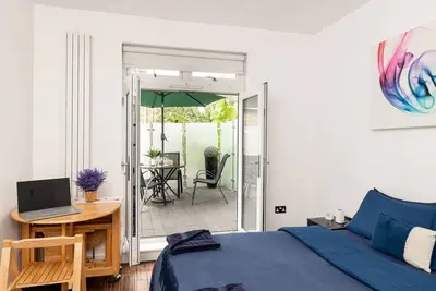 Image de Two-bedroom flat with private balcony – sleep 8