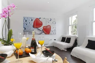 Image de 2-bedroom flat with Juliet Balcony - 3 min to Tube