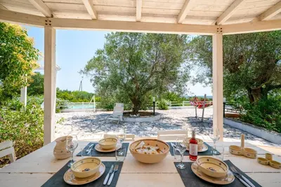 Image de La Villetta Coppi est une charmante maison indépendante située dans la magnifique campagne d'Ostuni, la célèbre Ville Blanche. Cette propriété, issue de la restauration soignée d'une ancienne bâtisse rurale, a été transformée en une maison d