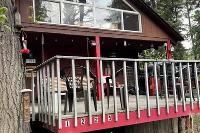 Image de Peaceful Creekside Cabin with Fire Pit & Scenic Deck in Cascade, Idaho