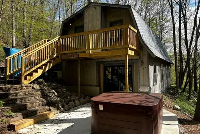 Image de Wonderful Cute Wooden Cabin with Hot-tub in Franklin, Tennessee