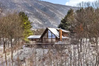 Image de Modern Mountain Cabin with Hot Tub and Game Room Near Moorefield, West Virginia