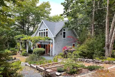 Image de Coastal Beach House with Fireplace & Pool Table in Franklin, Maine