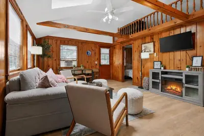 Image de The Sandy Pines Cottage - 0. 7 mi to Sea Street Beach and Pelham House Resort