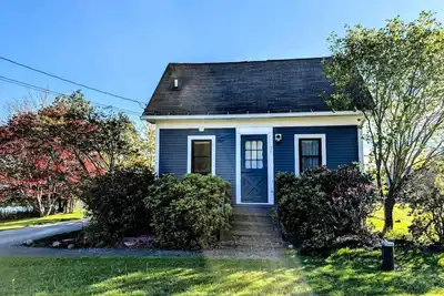 Image de Cozy Waterfront Cottage with Private Beach and Fire Pit Near Gouldsboro, Maine