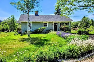 Image de Picturesque Waterfront Cottage with Waterfall Views, Fireplace & Deck, Near Acadia National Park in Gouldsboro, Maine