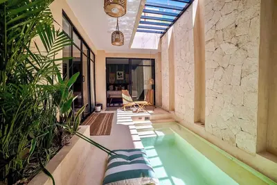 Image de Enjoy Tulum from Athara, a modern apartment in La Veleta, next to Central Park Lagunas. Ideal for couples or relaxed getaways, with a private pool, equipped kitchen, WiFi and amenities to unwind after the beach.