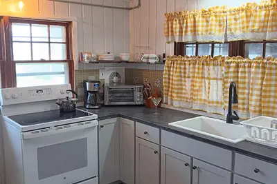 Image de Unique cottage only steps to the beach, pet friendly. No linens and towels.