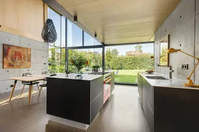 Image de Un rêve industriel moderne avec une terrasse ensoleillée sur le toit
