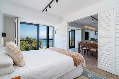 Image de Modern Sea Facing cottage in charming St James, Cape Town