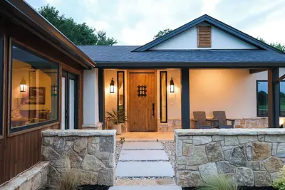 Image de 3-bedroom+office luxury home on the edge of GlenRose, Tx. Private. Pickleball.