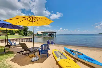 Image de Modern Lake House with Beautiful Shoreline