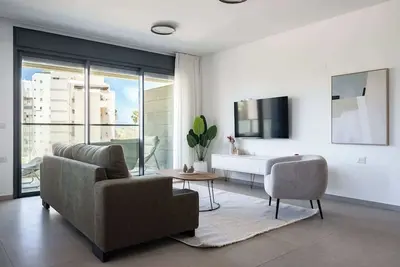 Image de Stylish 4br Apt l Private Balcony & Mamad